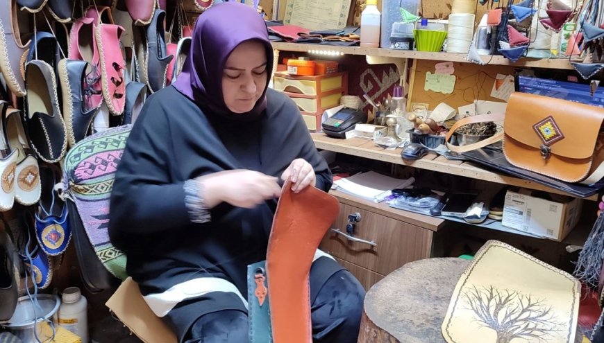 32 yıldır dede ve baba mesleğini devam ettiriyor: "Doğal boyayla çizimlerini yapıyorum"