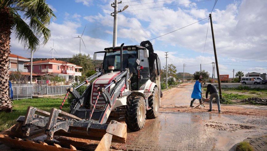 İzmir Çeşme'de etkili olan sağanak hayatı olumsuz etkiledi