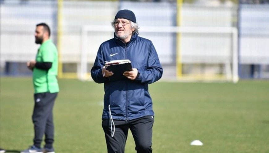 Mustafa Reşit Akçay sahaya daldı, futbolcunun üzerine yürüdü