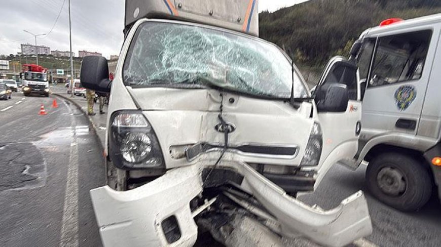 Sarıyer’de refüje çarpan kamyonet aydınlatma direğini devirdi